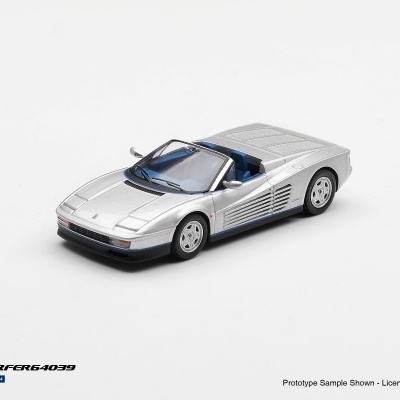 Miniatura de carro desportivo prateado com interior azul, sobre fundo branco