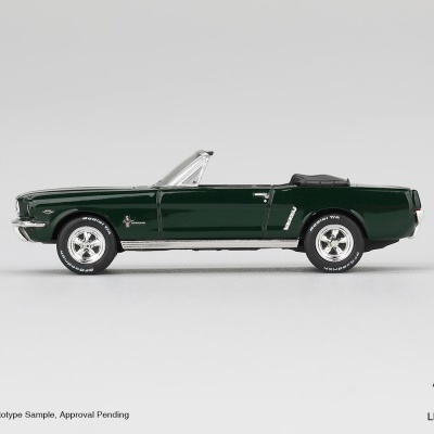 Miniatura de carro conversível verde escuro com capota preta e rodas cromadas