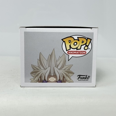 Caixa branca com figura Pop! Animation Funko e cabelo espetado cinza