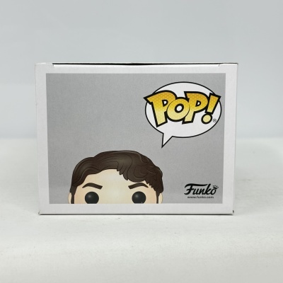 Caixa de Funko Pop mostrando parte superior da cabeça do boneco com cabelo castanho e olhos pretos.