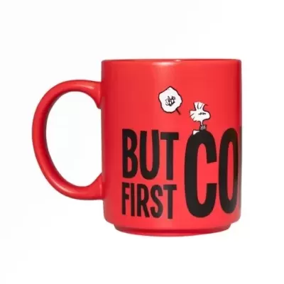 Caneca vermelha com texto preto e ilustração de pássaro branco