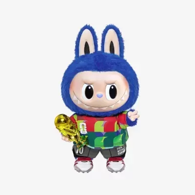 Boneco com cabeça azul de pelúcia, camisola colorida e troféu dourado
