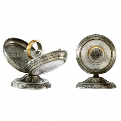 Caixas metálicas ornamentais com anel dourado e inscrições 'LORD OF THE RINGS'