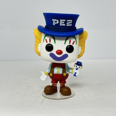 Figura Funko Pop de palhaço com chapéu azul com texto PEZ