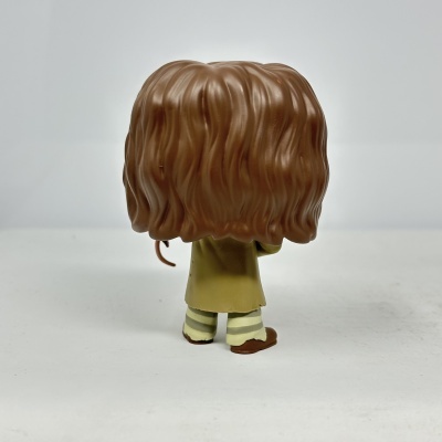 Figura colecionável com casaco verde e cabelo castanho vista de trás.