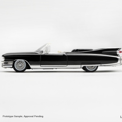 Miniatura de carro conversível Cadillac Eldorado preto com detalhes cromados e rodas prateadas