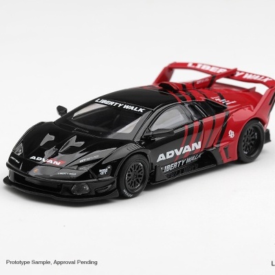 Miniatura de carro desportivo preto e vermelho com texto ADAVAN e LIBERTY WALK.