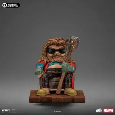 Figura MiniCo Marvel do Thor sentado com machado e óculos escuros