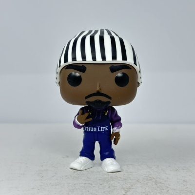 Figura estilizada com cabelo às riscas preto e branco e roupa roxa e azul