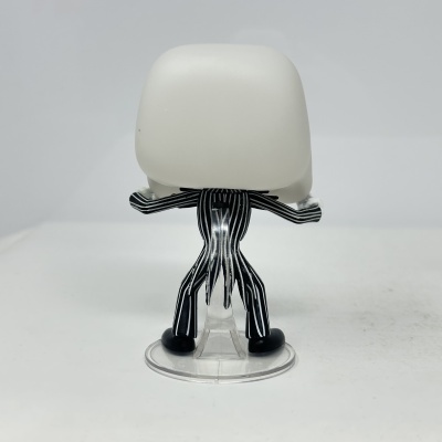 Figura Funko Pop com cabeça branca e fato risca-de-giz preto e branco