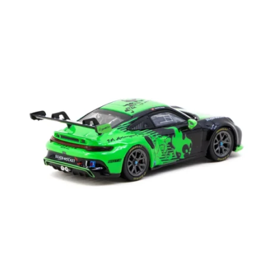 Miniatura de carro de corrida preto e verde com spoiler e detalhes de caveira