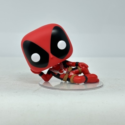 Figurine Deadpool deitada com base transparente