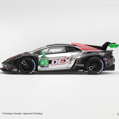 Miniatura de carro desportivo preto com detalhes vermelhos e verdes e número 45