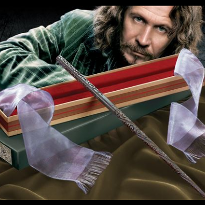 Varinha decorativa com lenço roxo sobre tecido dourado e caixa vermelha