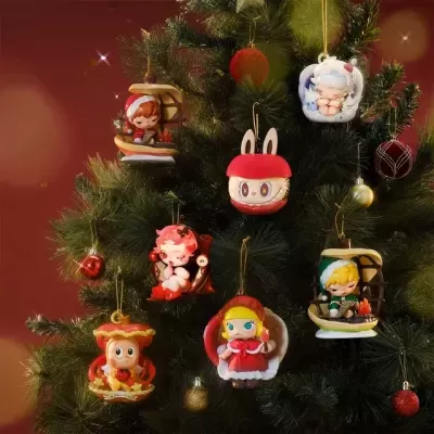 Ornamentos de personagens anime coloridos e bolas tradicionais numa árvore de Natal