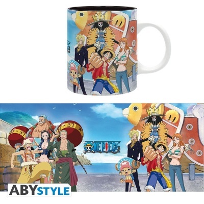 Caneca com design do anime One Piece com vários personagens em cenário de porto