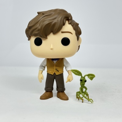 Figura Funko Pop com colete amarelo e boneco verde com folhas na cabeça