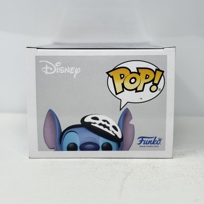 Caixa com personagem Funko Pop Stitch da Disney com máscara de caveira.