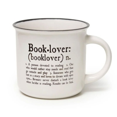 caneca branca com texto preto sobre amantes de livros