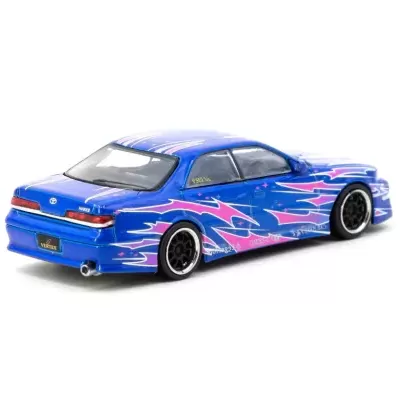 Miniatura de carro desportivo azul com padrões rosa