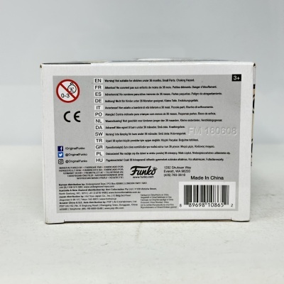 Embalagem branca de produto Funko com texto multi-idiomas e código de barras