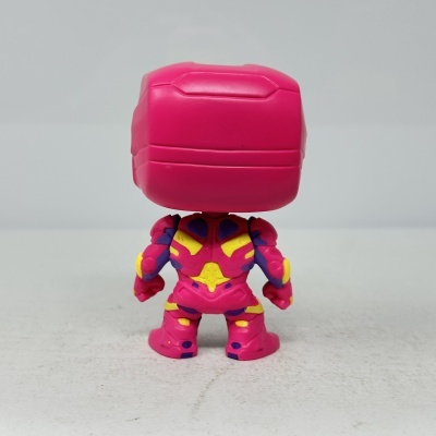 Figura Funko Pop rosa amarela azul vista de costas