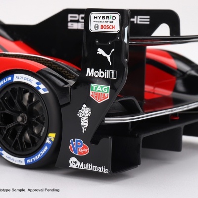 Parte traseira de carro de corrida vermelho e preto com logos e pneu Michelin