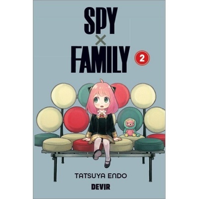 Capa do manga SPY X FAMILY 2 com personagem e boneco sentados no banco colorido.