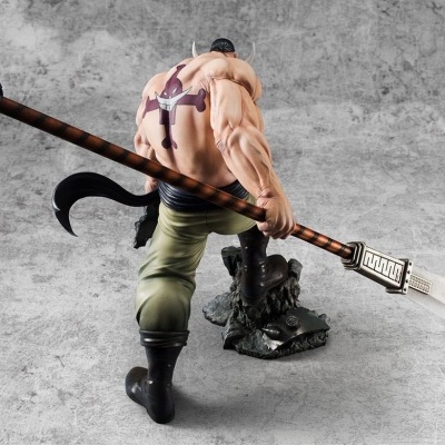 Figura de ação musculada com bastão e tatuagem nas costas