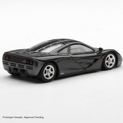 Miniatura de carro desportivo preto com detalhes prateados em fundo branco