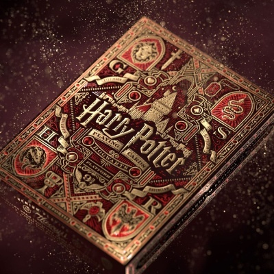 Baralho de cartas Harry Potter vermelho e dourado com símbolos de Hogwarts