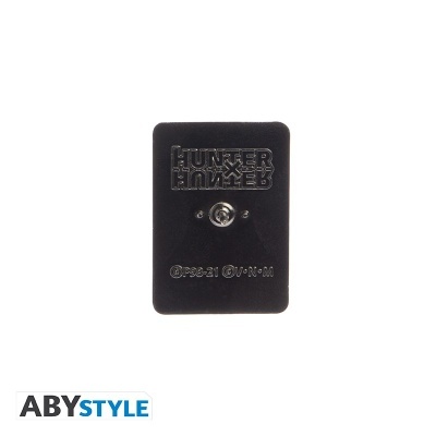 Pin metálico preto com texto 'HUNTER X HUNTER' e pino de fixação