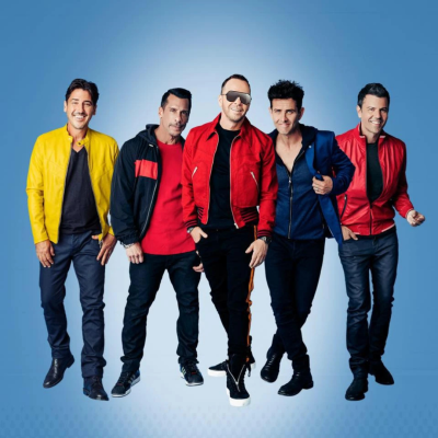 Cinco homens com casacos coloridos e calças escuras sobre fundo azul claro