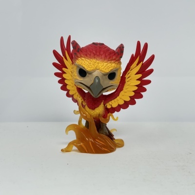 Figura estilizada de fénix vermelha e amarela com base de chamas