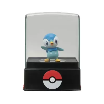 Miniatura de personagem azul num suporte com símbolo de Pokébola