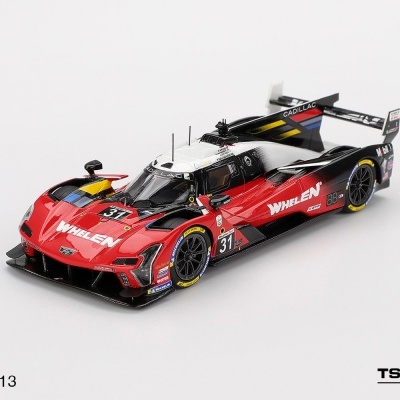 Miniatura de carro de corrida Cadillac em escala 1:43 com as cores vermelho, preto e branco