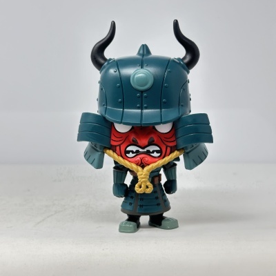 Figura de ação de samurai com capacete azul e máscara vermelha feroz