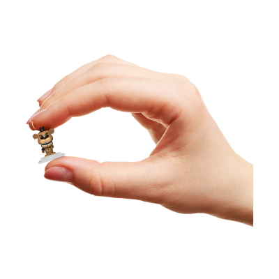 Mão segurando figura pequena de urso marrom com chapéu preto