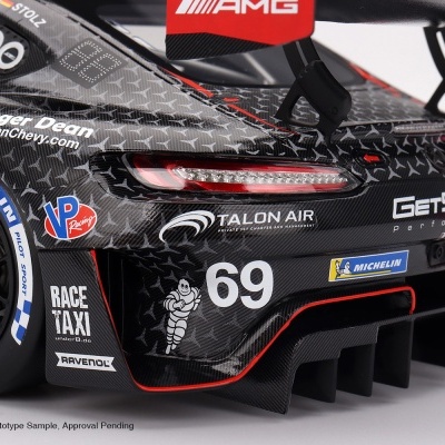 Parte traseira de carro de corrida preto com padrões cinza e várias marcas