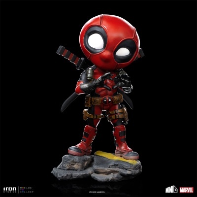 Figura Deadpool chibi vermelha e preta com espadas em base de pedra