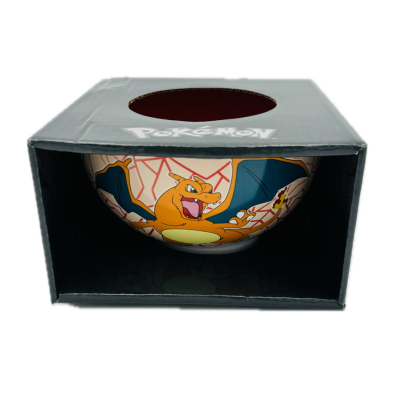 Tigela de cerâmica com desenho do Pokémon Charizard na caixa preta com logo POKEMON