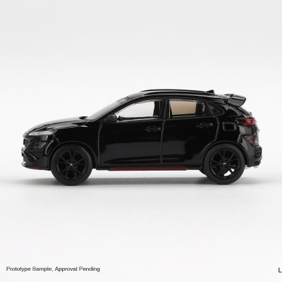 Miniatura de carro preto em fundo branco com texto e logotipos