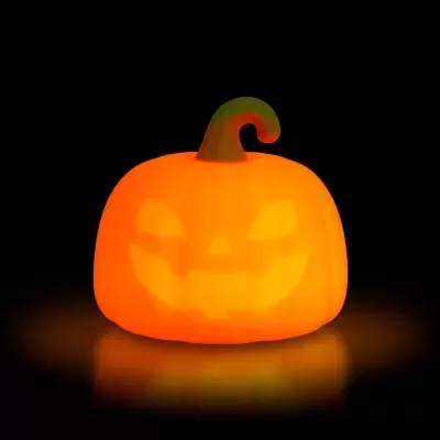 Abóbora iluminada de Halloween com rosto sorridente, fundo preto