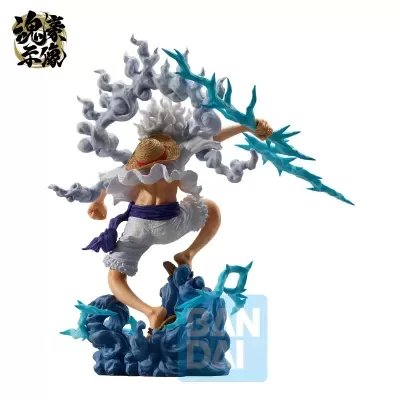 Figura de ação de personagem anime com efeitos de energia azul e nuvens cinzentas