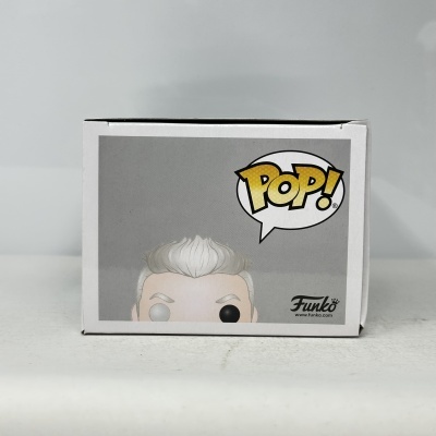 Caixa Funko Pop branca com figura estilizada de cabelo branco e POP! em balão de fala