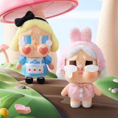 Dois bonecos kawaii com lágrimas, um com vestido azul e um com pelúcia rosa, cenário de floresta com cogumelos
