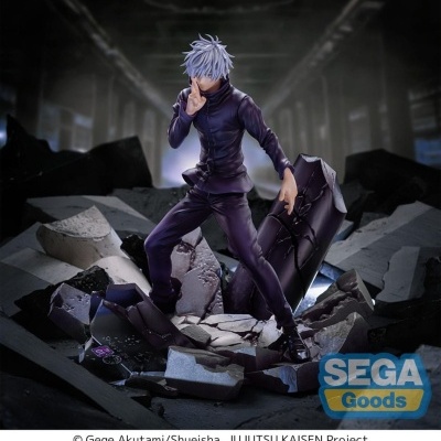 Figura colecionável de personagem masculino com roupa roxa escura e cabelo cinzento claro em base de destroços