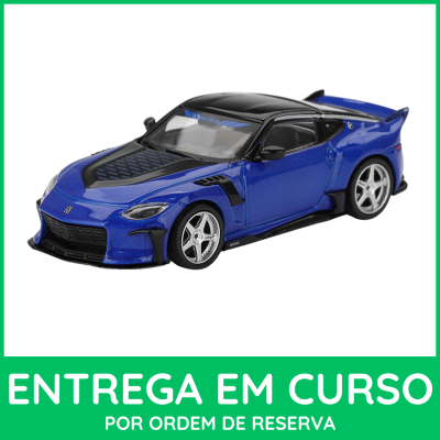 Miniatura de carro desportivo azul e preto com spoiler traseiro