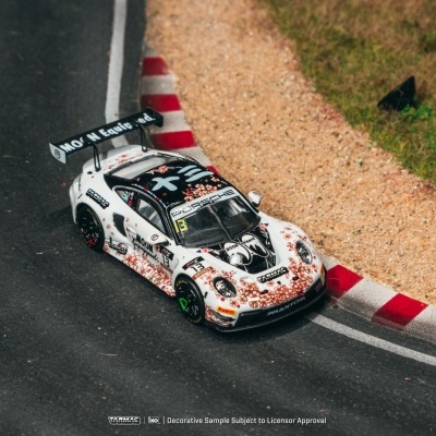Miniatura de carro de corrida Porsche branco com flores numa pista