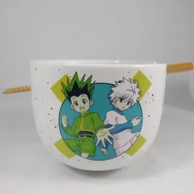 Taça branca em cerâmica com desenho colorido de personagens de anime e pauzinhos